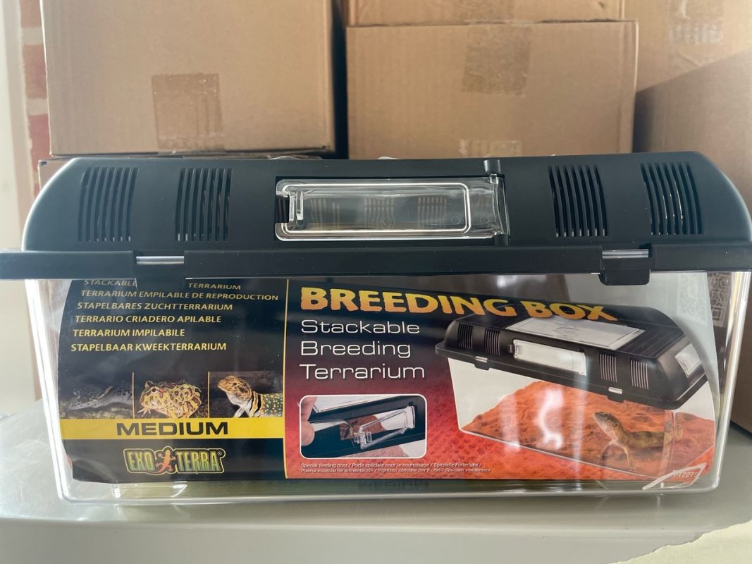 Breeding Box medium (разбито дно, царапина на шторке)
